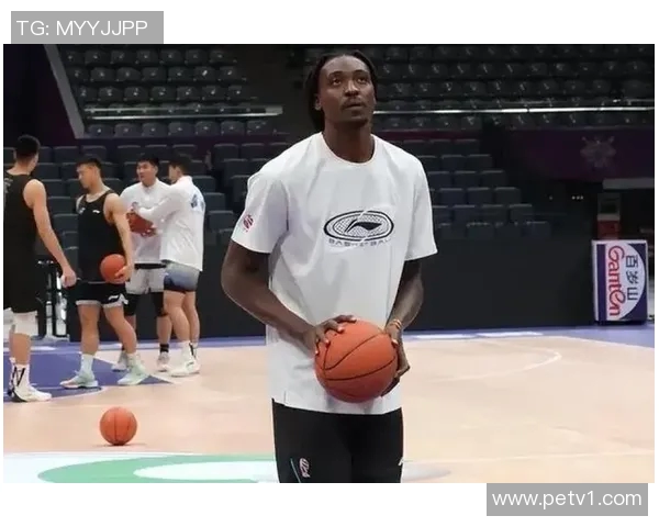 奥贝克帕在CBA联赛中连续两场表现抢眼，成为球队得力助手