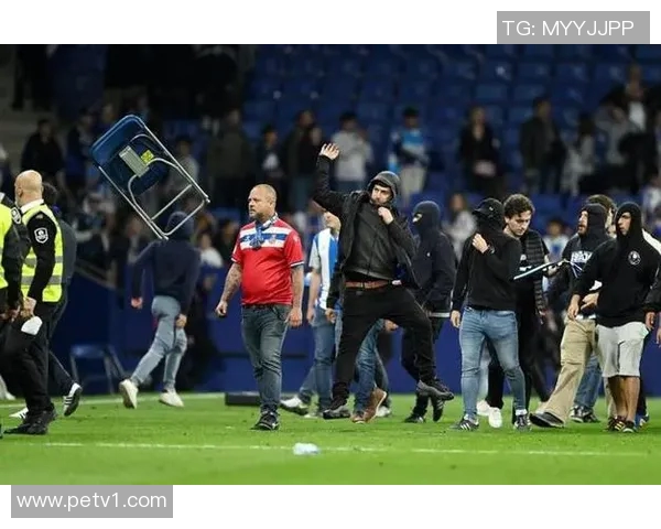 西班牙人队内风波：主教练与球员现场争吵引发球迷强烈反响