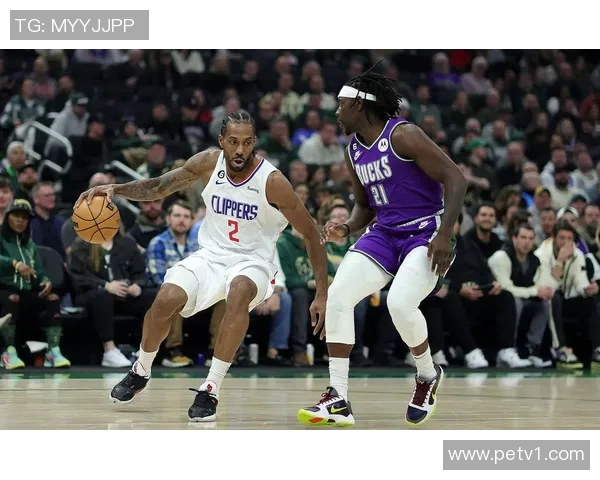 雄鹿主场憾负快船遭遇败局,豪强之战引爆赛场 雄鹿主场憾负快船遭遇败局,豪强之战引爆赛场